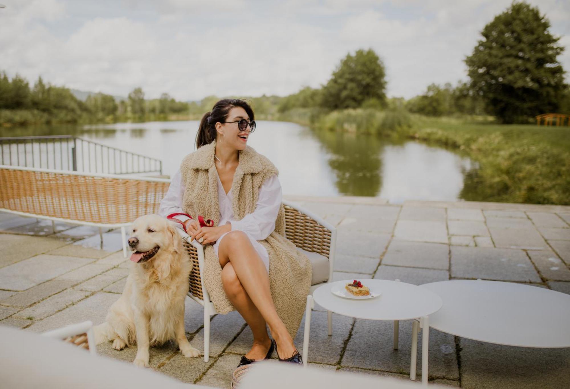 ילנייה גורה Palac Pakoszow Schlosshotel Wernersdorf מראה חיצוני תמונה A woman with her dog