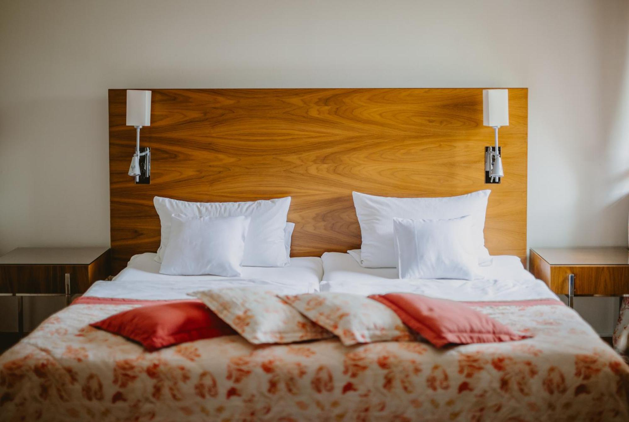 ילנייה גורה Palac Pakoszow Schlosshotel Wernersdorf מראה חיצוני תמונה A bed with pillows